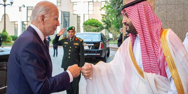 Ả Rập Xê Út 'đe dọa' Mỹ về mâu thuẫn giá dầu - Ảnh 1.