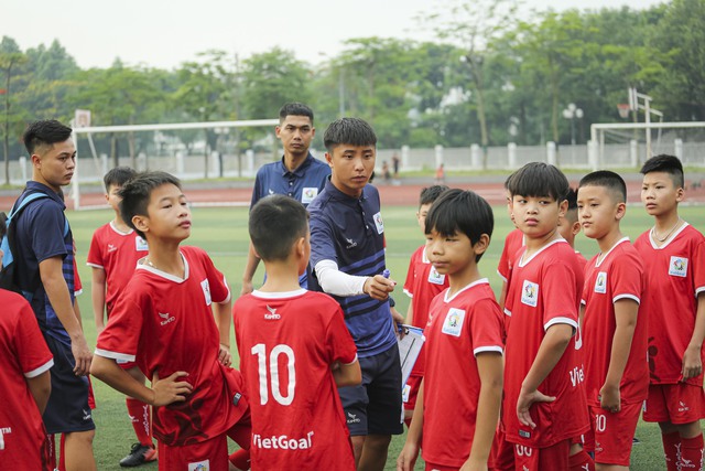200 cầu thủ nhí tranh tài ở buổi tuyển chọn các đội tuyển trẻ Hà Nội - Ảnh 1.