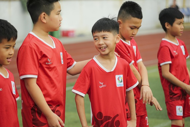 200 cầu thủ nhí tranh tài ở buổi tuyển chọn các đội tuyển trẻ Hà Nội - Ảnh 2.