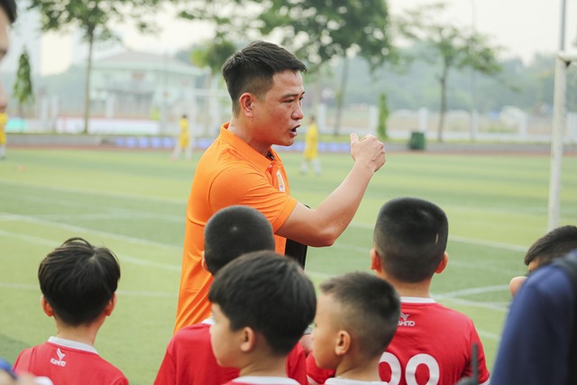 200 cầu thủ nhí tranh tài ở buổi tuyển chọn các đội tuyển trẻ Hà Nội - Ảnh 4.