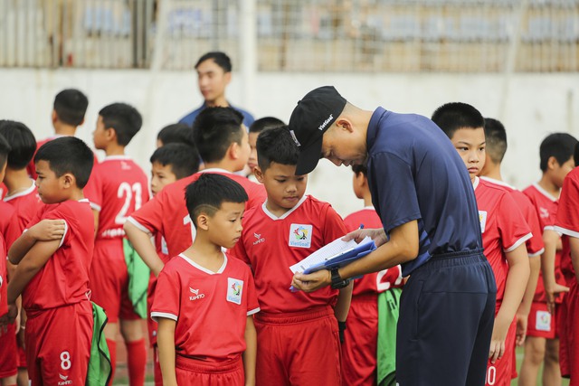 200 cầu thủ nhí tranh tài ở buổi tuyển chọn các đội tuyển trẻ Hà Nội - Ảnh 6.