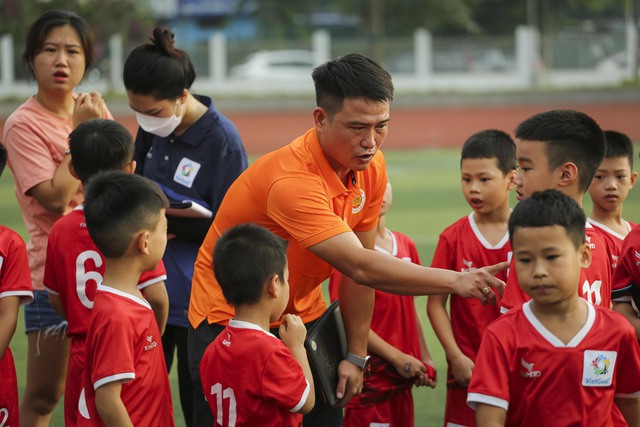 200 cầu thủ nhí tranh tài ở buổi tuyển chọn các đội tuyển trẻ Hà Nội - Ảnh 8.