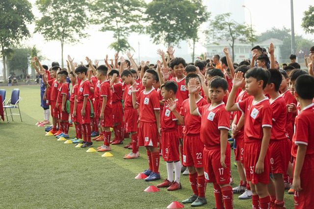 200 cầu thủ nhí tranh tài ở buổi tuyển chọn các đội tuyển trẻ Hà Nội - Ảnh 14.