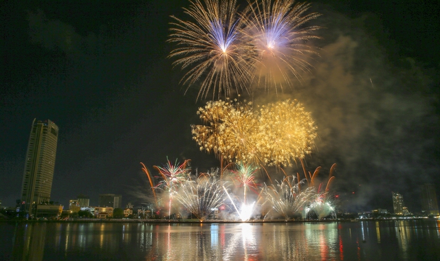 Pháo hoa quốc tế: 'Cực quang' của Canada chạm trán 'Săc mau hi vong' của Pháp - Ảnh 2.