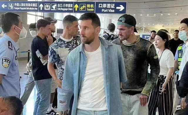 Messi bị giữ chân 2 tiếng ở sân bay Bắc Kinh - Ảnh 3.