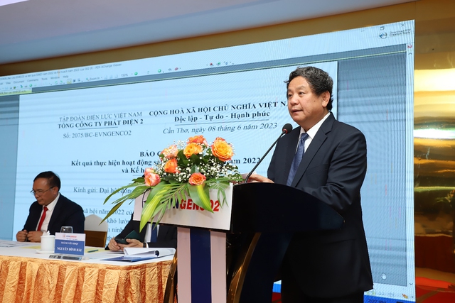 Ông Trương Hoàng Vũ, Tổng giám đốc EVNGENCO2, báo cáo các nội dung tại đại hội