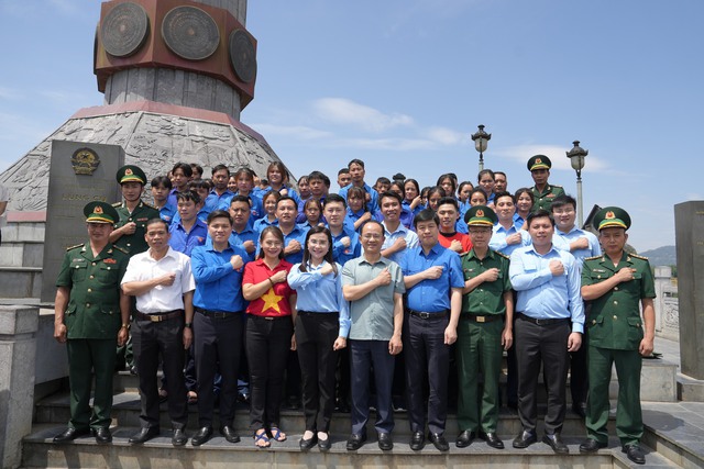 Nhiều hoạt động ý nghĩa trong Ngày chiến sĩ tình nguyện tại Hà Giang - Ảnh 1.