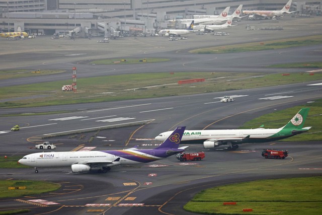 Hai máy bay va chạm, sân bay Nhật Bản phải tạm đóng cửa đường băng - Ảnh 1.