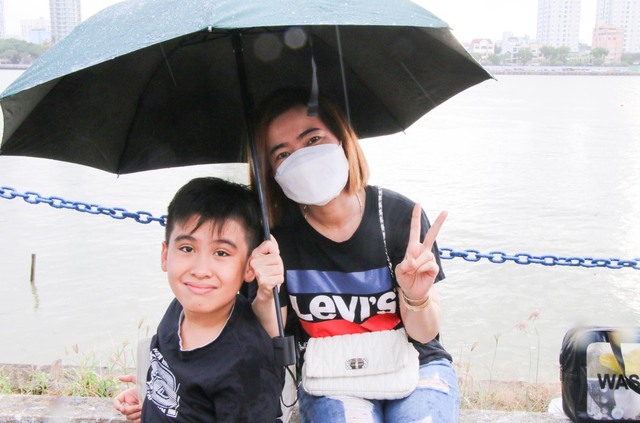 Đà Nẵng: Du khách đội mưa xí chỗ bên bờ sông Hàn xem pháo hoa   - Ảnh 4.