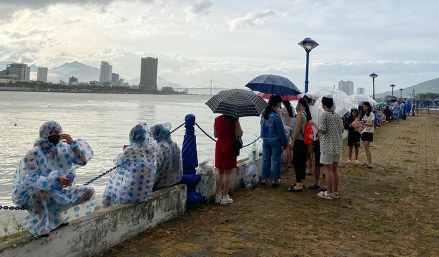 Đà Nẵng: Du khách đội mưa xí chỗ bên bờ sông Hàn xem pháo hoa   - Ảnh 5.