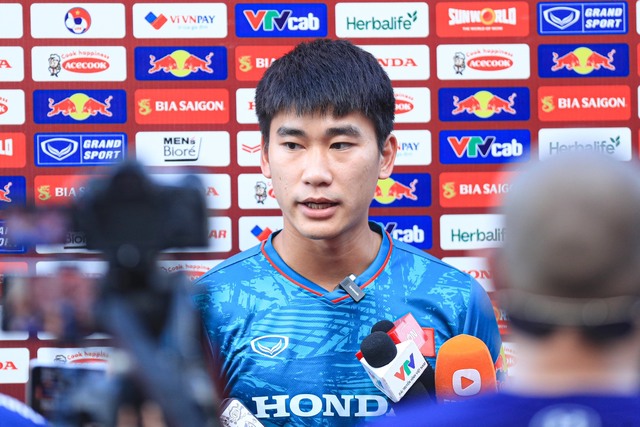 Tiền đạo đội tuyển Việt Nam khen Quang Hải, dự đoán Man City vô địch Champions League - Ảnh 1.