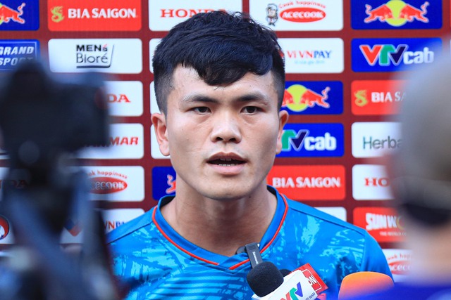 Tiền đạo đội tuyển Việt Nam khen Quang Hải, dự đoán Man City vô địch Champions League - Ảnh 3.