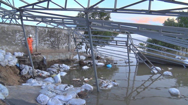 Nhà xưởng một công ty bị sạt lở xuống sông, gây thiệt hại hơn 2 tỉ đồng - Ảnh 1.