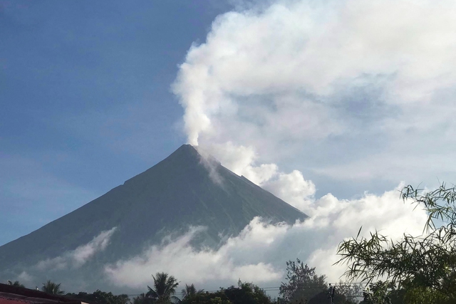 Philippines sơ tán gần 13.000 người vì núi lửa phun trào - Ảnh 1.