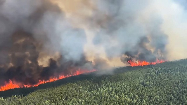 Cháy rừng Canada trở nên dữ dội hơn, có thể kéo dài ‘suốt mùa hè’ - Ảnh 1.