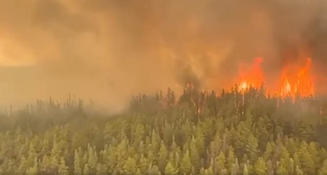 Cháy rừng Canada thêm nghiêm trọng, khói lan tận Mỹ và Na Uy  - Ảnh 1.