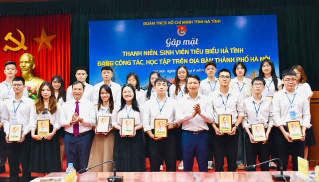 Hà Tĩnh gặp mặt 150 thanh niên, sinh viên tiêu biểu ở Hà Nội - Ảnh 3.
