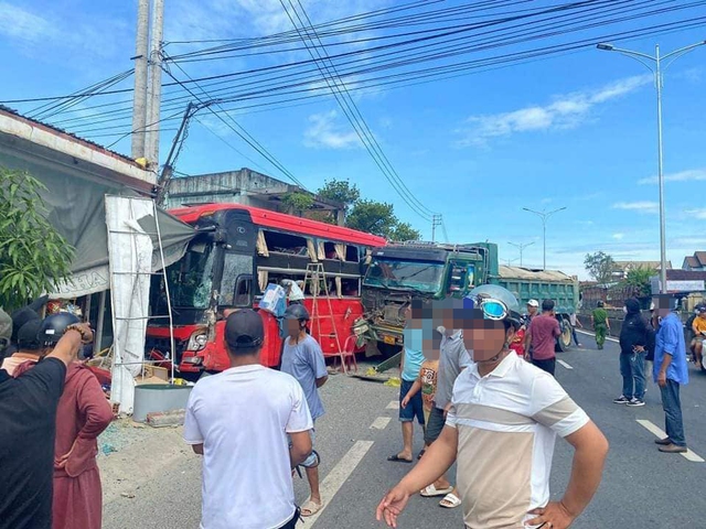 Thừa Thiên - Huế: 3 hành khách bị thương sau cú va chạm với xe tải - Ảnh 1.