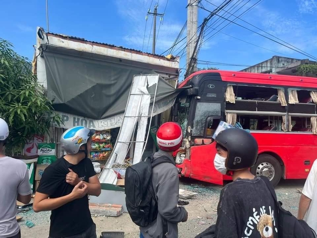 Thừa Thiên - Huế: 3 hành khách bị thương sau cú va chạm với xe tải - Ảnh 2.