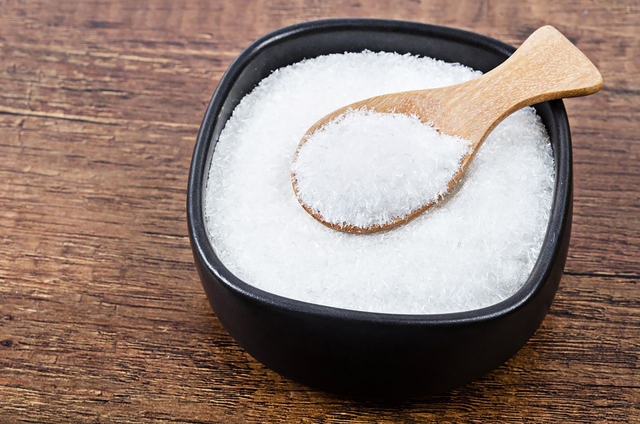Bột ngọt là dạng kết tinh của glutamate, một axit amin được tìm thấy trong nhiều loại thực phẩm