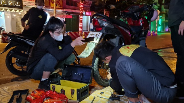 Đội cứu nạn xe miễn phí giữa đêm khuya - Ảnh 1.