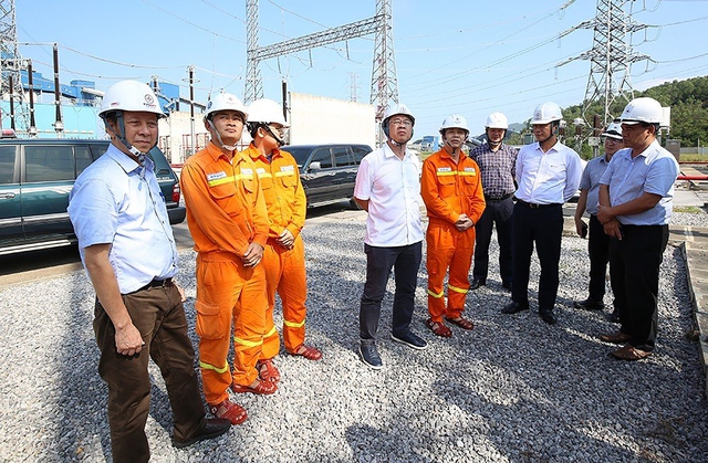 Đoàn công tác nghe báo cáo công tác vận hành tại Trạm biến áp 500 kV Nghi Sơn