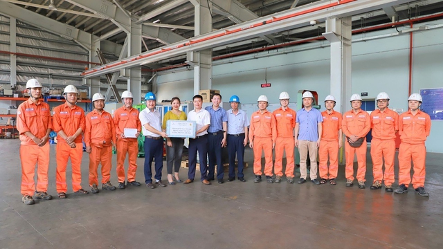 Công đoàn EVNGENCO1 thăm, tặng quà cho người lao động Công ty Nhiệt điện Nghi Sơn nhân Tháng công nhân năm 2023
