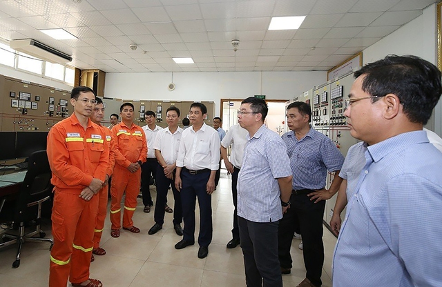 Đoàn công tác nghe báo cáo công tác vận hành tại Trạm biến áp 500 kV Hà Tĩnh