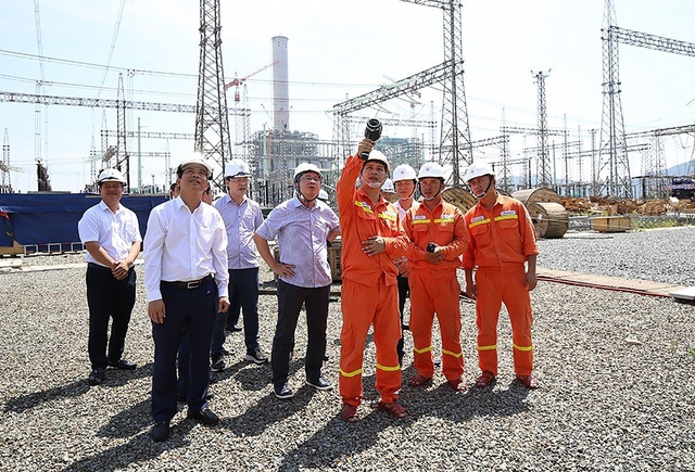 Đoàn công tác kiểm tra soi phát nhiệt tại Trạm biến áp 500 kV Vũng Áng