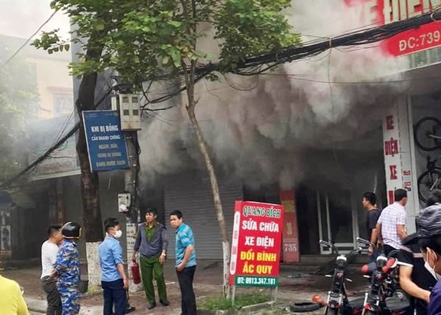 Hải Phòng: Cháy cửa hàng kinh doanh giấy dán tường trên đường Trường Chinh - Ảnh 1.