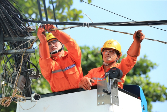 Xót xa nhiều nơi các em đang thiếu điện để học, càng ý thức việc tiết kiệm  - Ảnh 1.