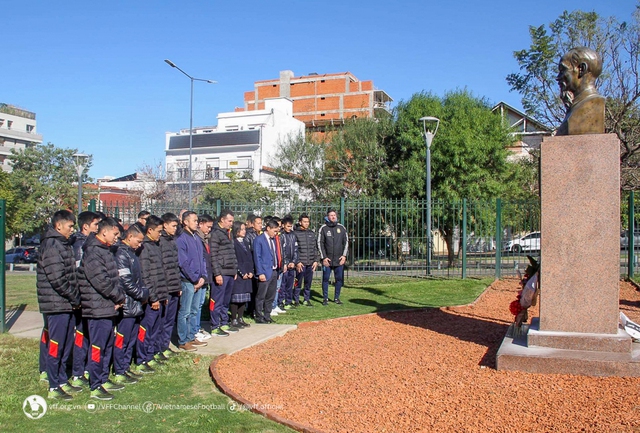 Đội tuyển futsal Việt Nam dâng hoa tại tượng đài Chủ tịch Hồ Chí Minh ở Argentina - Ảnh 1.