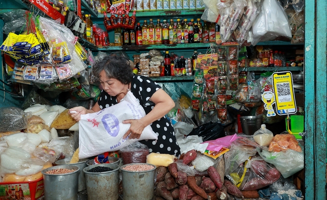 Quầy hàng đồ khô tại chợ Tân Định - TP.HCM được trang bị mã QR để người mua dễ dàng thanh toán