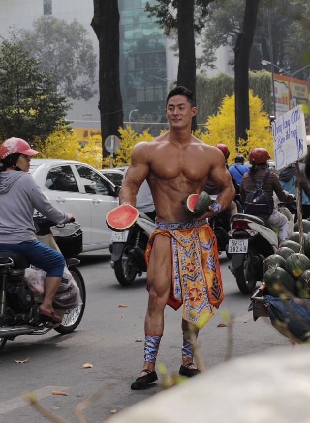 Chàng trai Hàn hóa 'Mai An Tiêm bán dưa hấu' làm giám khảo cuộc thi thể hình - Ảnh 1.