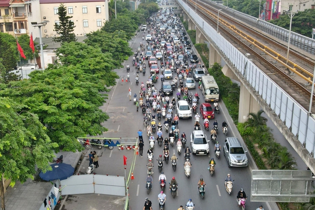 Xuất hiện “lô cốt”, đường Nguyễn Trãi ùn ứ kéo dài giờ cao điểm - Ảnh 2.