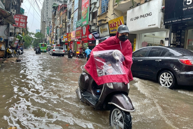 Đường phố Hà Nội ngập sâu trong cơn mưa lớn đầu mùa - Ảnh 5.
