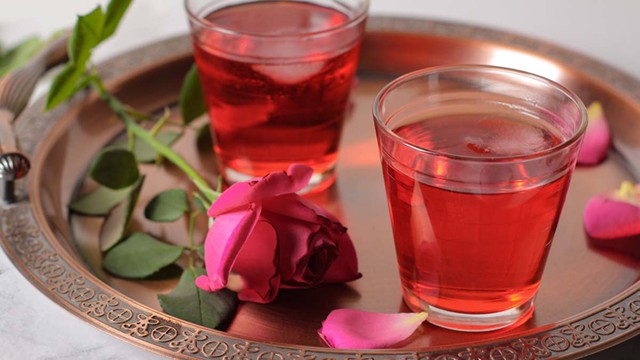 Gulab sharbat – giải khát mùa hè bằng nước hoa hồng tươi kiểu Iran  - Ảnh 1.