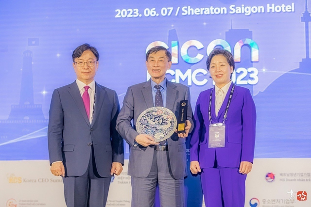 Ông Park Bong Kyu, Tổng Giám đốc Korea CEO Summit trao kỷ niệm chương cho ông Johnathan Hạnh Nguyễn