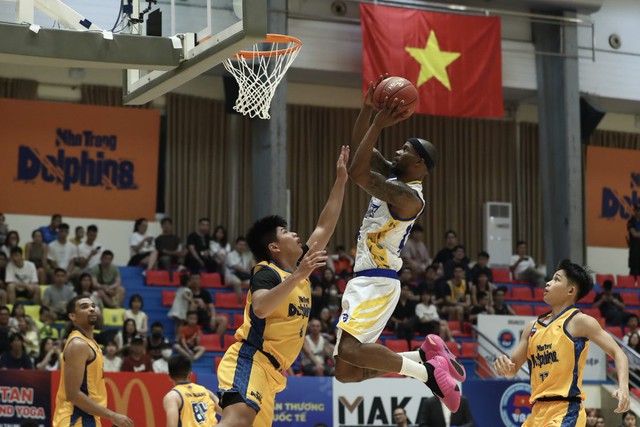 Giải bóng rổ VBA 2023: CLB Ho Chi Minh City Wings thắng vất vả Nha Trang Dolphins - Ảnh 2.