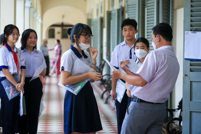 Chấm thi lớp 10 tại TP.HCM: Giám khảo không được mang hướng dẫn chấm ra ngoài  - Ảnh 1.