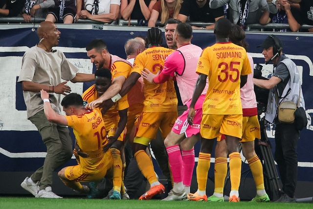 Bordeaux mất cơ hội thăng hạng Ligue 1 vì CĐV tấn công cầu thủ đối phương - Ảnh 2.