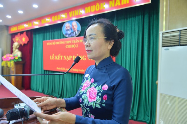 Hai học sinh Hà Nội xúc động đọc lời thề khi được kết nạp Đảng - Ảnh 7.