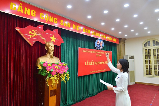 Hai học sinh Hà Nội xúc động đọc lời thề khi được kết nạp Đảng - Ảnh 2.