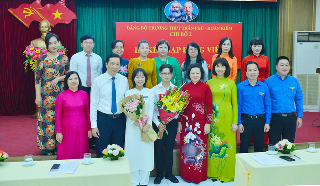 Hai học sinh Hà Nội xúc động đọc lời thề khi được kết nạp Đảng - Ảnh 1.