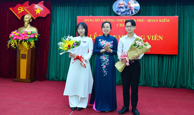 Hai học sinh Hà Nội xúc động đọc lời thề khi được kết nạp Đảng - Ảnh 3.