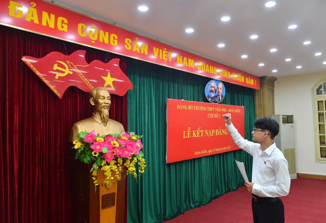 Hai học sinh Hà Nội xúc động đọc lời thề khi được kết nạp Đảng - Ảnh 4.