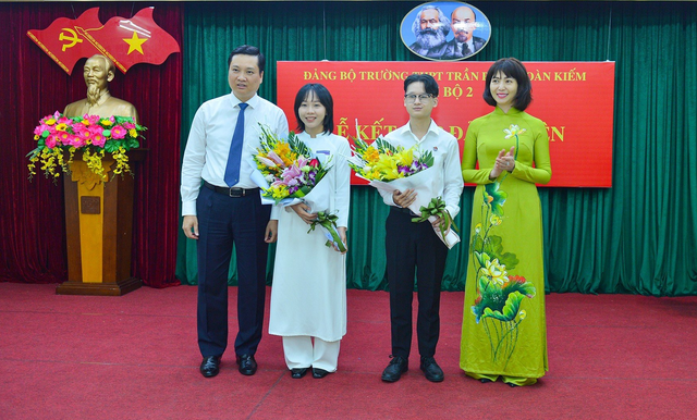 Hai học sinh Hà Nội xúc động đọc lời thề khi được kết nạp Đảng - Ảnh 6.