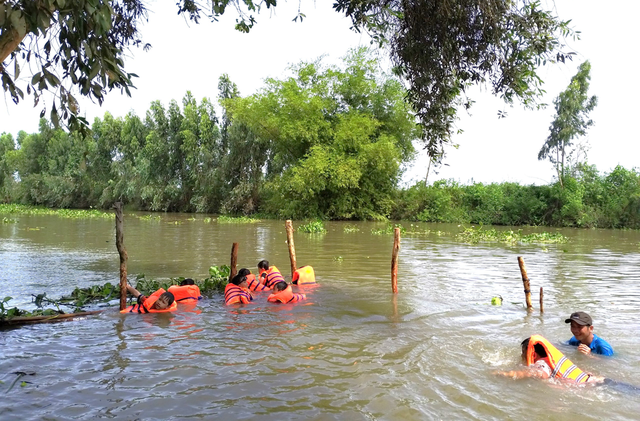 'Phải chi mấy đứa nhỏ đều biết bơi' - Ảnh 1.