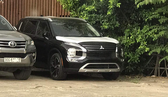 Mitsubishi Outlander thế hệ mới xuất hiện tại Việt Nam - Ảnh 1. Mitsubishi Outlander thế hệ mới xuất hiện tại Việt Nam - Ảnh 1.