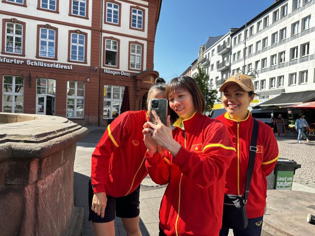 Đội tuyển nữ Việt Nam nghỉ xả hơi, tranh thủ tham quan Frankfurt  - Ảnh 1.
